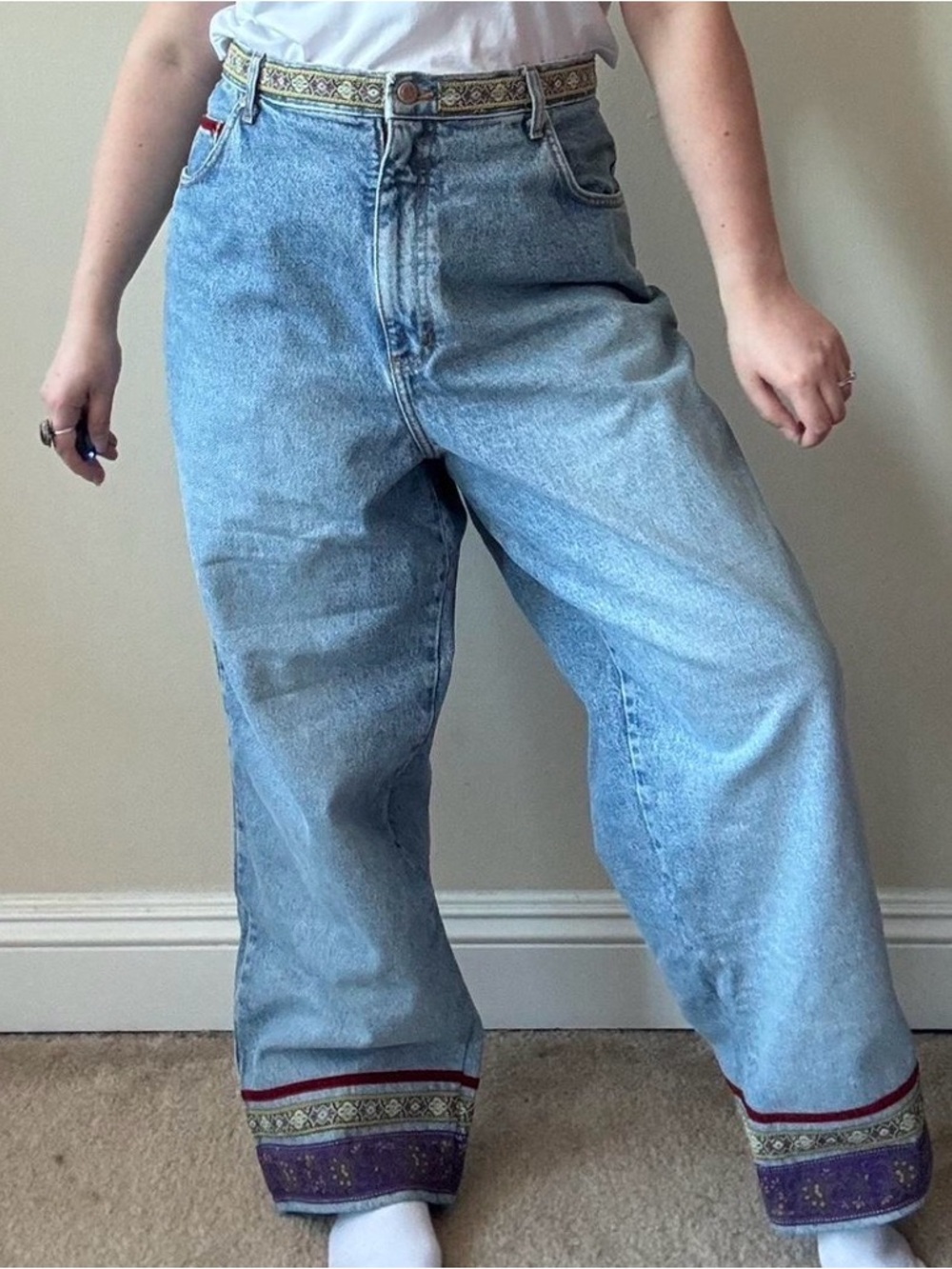 Light Blue Wide-Leg womes Jeans with Decorative Hem